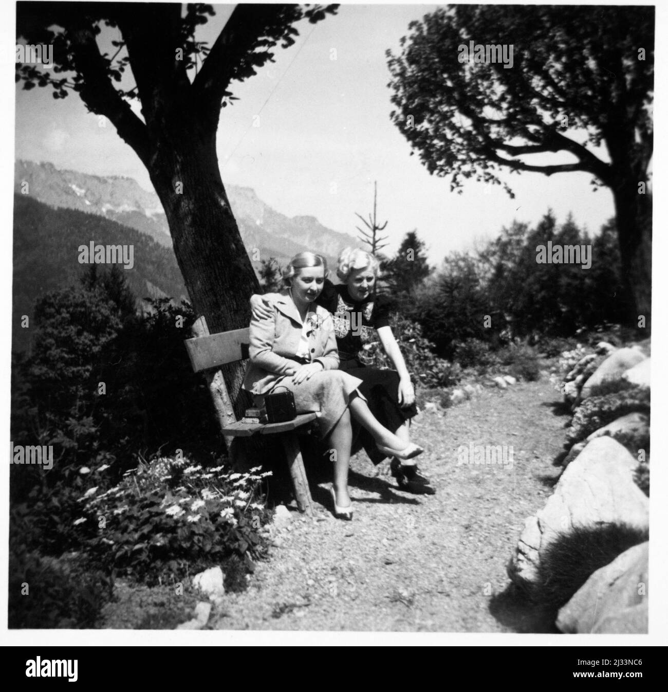 Album fotografici di EVA Braun, ca. 1913 - ca. 1944. Questi album sono attribuiti a Eva Braun (quattro sono rivendicati dalla sua amica Herta Schneider, nee Ostermeyer) e documentano la sua vita da ca. da 1913 a 1944. Ci sono molte fotografie di Eva, delle sue sorelle e dei loro figli, di Herta Schneider e dei suoi figli, così come fotografie delle vacanze di Eva, dei suoi familiari e degli amici. Sono incluse anche le fotografie scattate da e di Eva Braun allo chalet di Hitler Berghof (o Kehlstein), le fotografie di Hitler e del suo entourage, i visitatori di Berghof e il paesaggio intorno a Berchtesgaden, e alcuni ritratti di studio di Eva Foto Stock