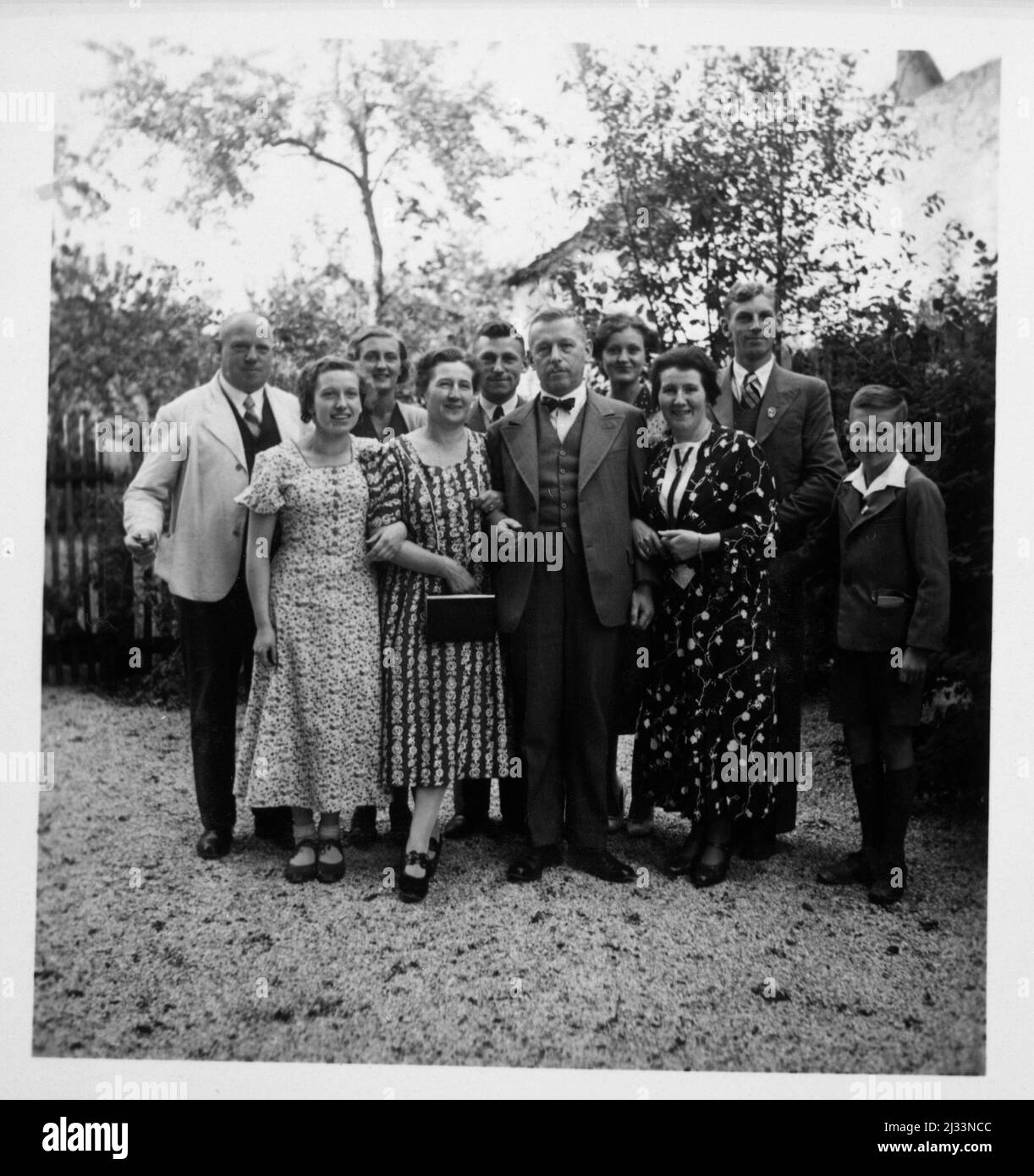 Pfinsgten Beilngries, 1936 - Pentacost Domenica a Beilgries, 1936, Beilingries, Germania. Album fotografici di EVA Braun, ca. 1913 - ca. 1944. Questi album sono attribuiti a Eva Braun (quattro sono rivendicati dalla sua amica Herta Schneider, nee Ostermeyer) e documentano la sua vita da ca. da 1913 a 1944. Ci sono molte fotografie di Eva, delle sue sorelle e dei loro figli, di Herta Schneider e dei suoi figli, così come fotografie delle vacanze di Eva, dei suoi familiari e degli amici. Sono incluse anche fotografie scattate da e di Eva Braun allo chalet di Hitler Berghof (o Kehlstein), fotografie di Hitler e del suo entourage, v Foto Stock