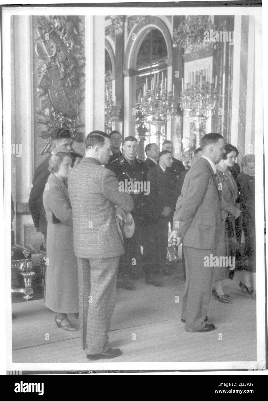 Album fotografici di EVA Braun, ca. 1913 - ca. 1944. Questi album sono attribuiti a Eva Braun (quattro sono rivendicati dalla sua amica Herta Schneider, nee Ostermeyer) e documentano la sua vita da ca. da 1913 a 1944. Ci sono molte fotografie di Eva, delle sue sorelle e dei loro figli, di Herta Schneider e dei suoi figli, così come fotografie delle vacanze di Eva, dei suoi familiari e degli amici. Sono incluse anche le fotografie scattate da e di Eva Braun allo chalet di Hitler Berghof (o Kehlstein), le fotografie di Hitler e del suo entourage, i visitatori di Berghof e il paesaggio intorno a Berchtesgaden, e alcuni ritratti di studio di Eva Foto Stock