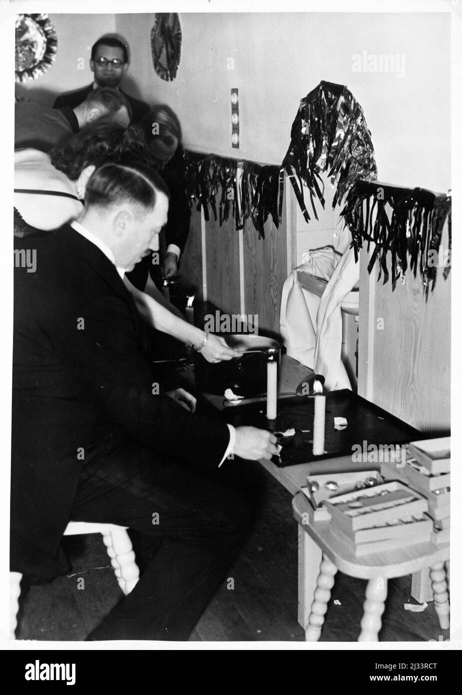 Der Führer beim Bleigiessen - il Führer che fa Bleigiessen. Album fotografici di EVA Braun, ca. 1913 - ca. 1944. Questi album sono attribuiti a Eva Braun (quattro sono rivendicati dalla sua amica Herta Schneider, nee Ostermeyer) e documentano la sua vita da ca. da 1913 a 1944. Ci sono molte fotografie di Eva, delle sue sorelle e dei loro figli, di Herta Schneider e dei suoi figli, così come fotografie delle vacanze di Eva, dei suoi familiari e degli amici. Sono incluse anche fotografie scattate da e di Eva Braun allo chalet di Hitler Berghof (o Kehlstein), fotografie di Hitler e del suo entourage, visitatori di Berghof e della s. Foto Stock