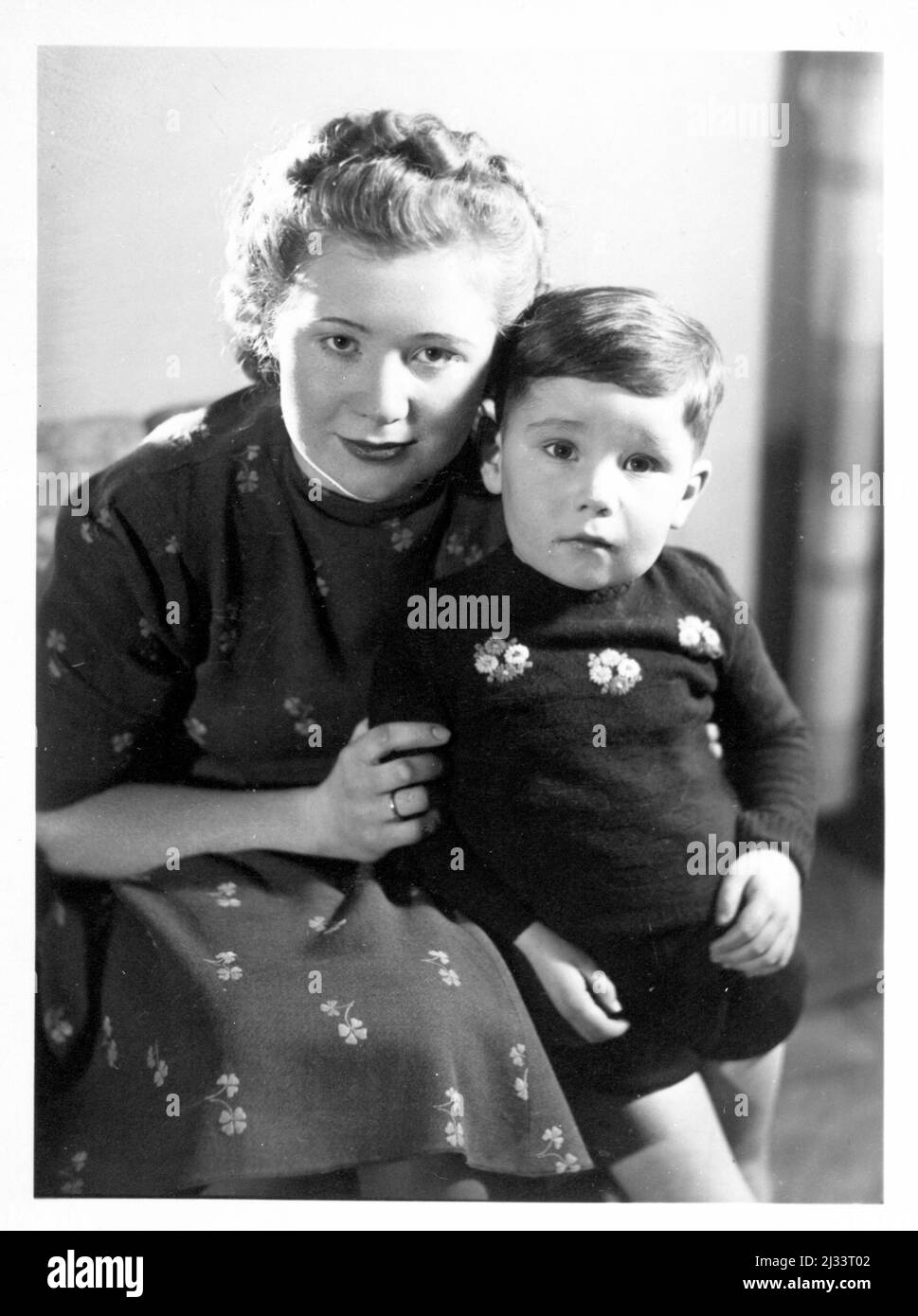 Album fotografici di EVA Braun, ca. 1913 - ca. 1944. Questi album sono attribuiti a Eva Braun (quattro sono rivendicati dalla sua amica Herta Schneider, nee Ostermeyer) e documentano la sua vita da ca. da 1913 a 1944. Ci sono molte fotografie di Eva, delle sue sorelle e dei loro figli, di Herta Schneider e dei suoi figli, così come fotografie delle vacanze di Eva, dei suoi familiari e degli amici. Sono incluse anche le fotografie scattate da e di Eva Braun allo chalet di Hitler Berghof (o Kehlstein), le fotografie di Hitler e del suo entourage, i visitatori di Berghof e il paesaggio intorno a Berchtesgaden, e alcuni ritratti di studio di Eva Foto Stock