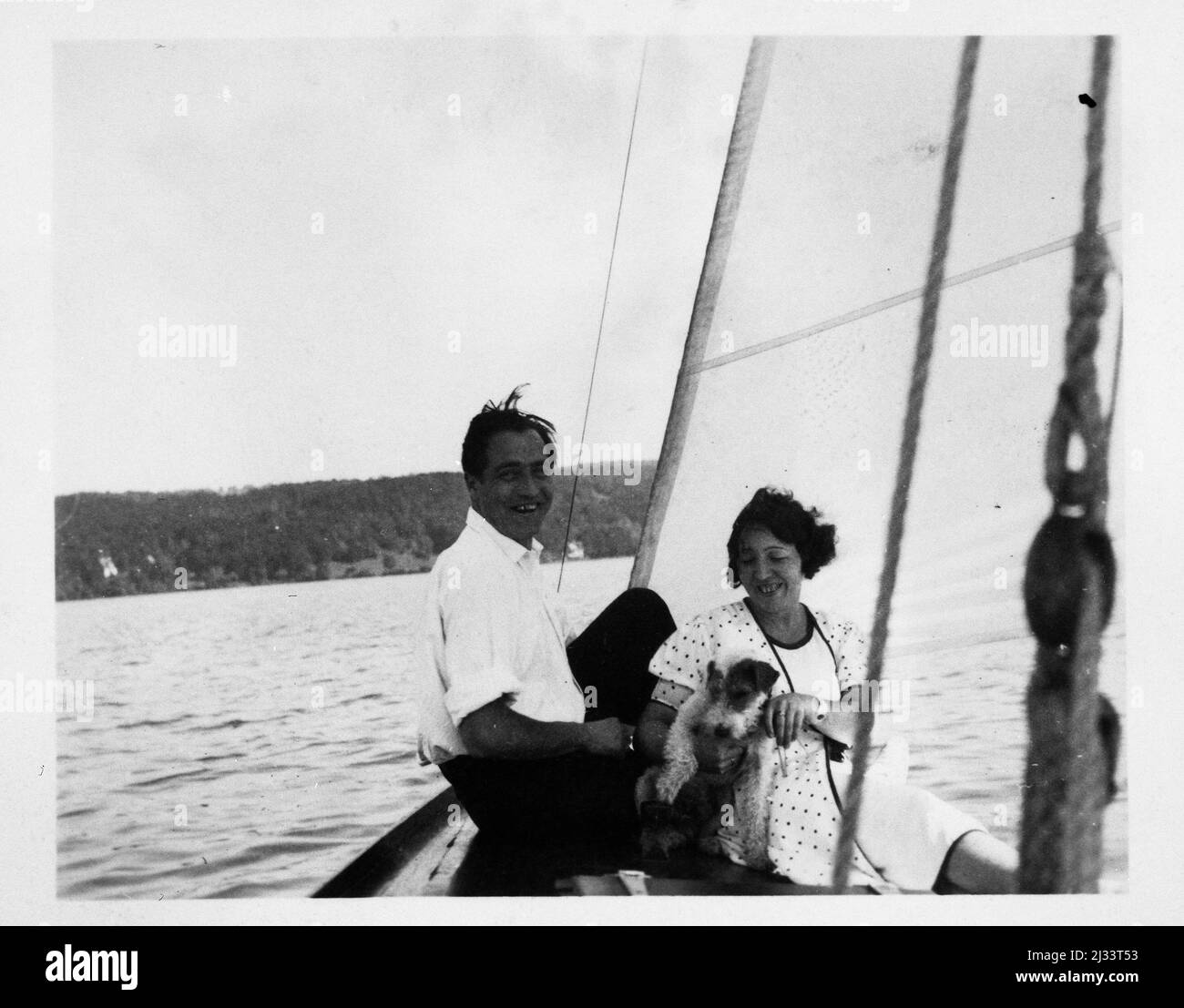 Segeln - Ammersee Oktober 1937. - Vela - Lago Ammer Ottobre 1937., Lago Ammer, Germania. Album fotografici di EVA Braun, ca. 1913 - ca. 1944. Questi album sono attribuiti a Eva Braun (quattro sono rivendicati dalla sua amica Herta Schneider, nee Ostermeyer) e documentano la sua vita da ca. da 1913 a 1944. Ci sono molte fotografie di Eva, delle sue sorelle e dei loro figli, di Herta Schneider e dei suoi figli, così come fotografie delle vacanze di Eva, dei suoi familiari e degli amici. Sono incluse anche fotografie scattate da e di Eva Braun allo chalet di Hitler Berghof (o Kehlstein), fotografie di Hitler e del suo entourage Foto Stock