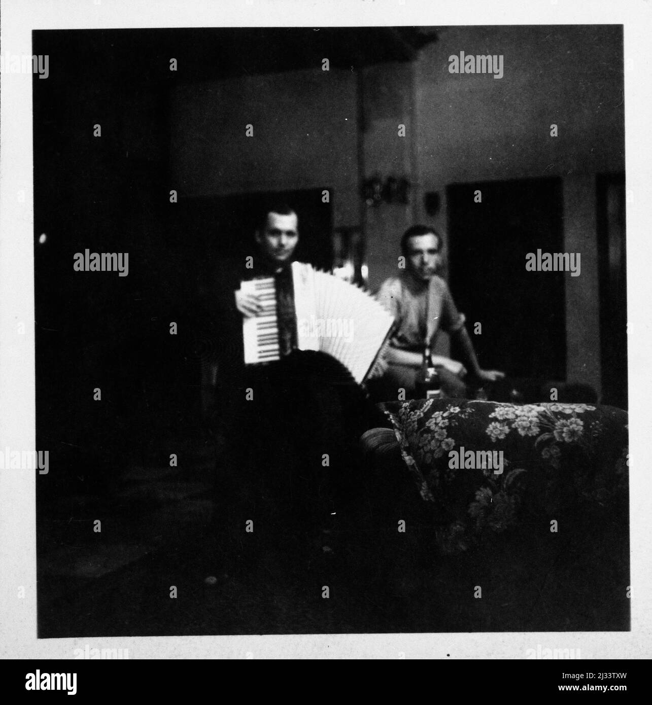 Auf der Fahrt und im Foyer zu nächtlicher Stunde - durante il viaggio e nel foyer di notte. Album fotografici di EVA Braun, ca. 1913 - ca. 1944. Questi album sono attribuiti a Eva Braun (quattro sono rivendicati dalla sua amica Herta Schneider, nee Ostermeyer) e documentano la sua vita da ca. da 1913 a 1944. Ci sono molte fotografie di Eva, delle sue sorelle e dei loro figli, di Herta Schneider e dei suoi figli, così come fotografie delle vacanze di Eva, dei suoi familiari e degli amici. Sono incluse anche fotografie scattate da e di Eva Braun allo chalet di Hitler Berghof (o Kehlstein), fotografie di Hitler e del suo entou Foto Stock