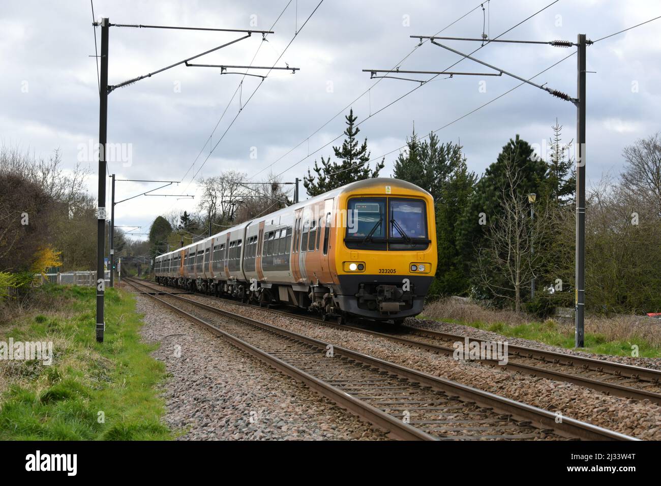 Classe 323 le unità multiple elettriche 323205 e 323242 si avvicinano alla loro destinazione con il servizio 14:19 da Bromsgrove a Lichfield Trent Valley Foto Stock