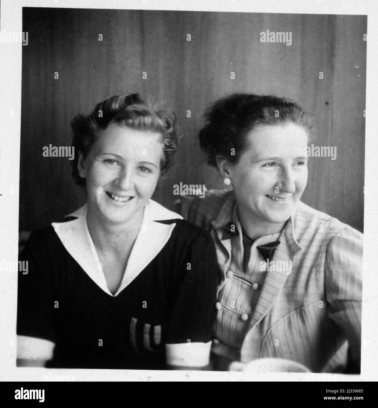 Auf der Fahrt und im Foyer zu nächtlicher Stunde - durante il viaggio e nel foyer di notte. Album fotografici di EVA Braun, ca. 1913 - ca. 1944. Questi album sono attribuiti a Eva Braun (quattro sono rivendicati dalla sua amica Herta Schneider, nee Ostermeyer) e documentano la sua vita da ca. da 1913 a 1944. Ci sono molte fotografie di Eva, delle sue sorelle e dei loro figli, di Herta Schneider e dei suoi figli, così come fotografie delle vacanze di Eva, dei suoi familiari e degli amici. Sono incluse anche fotografie scattate da e di Eva Braun allo chalet di Hitler Berghof (o Kehlstein), fotografie di Hitler e del suo entou Foto Stock