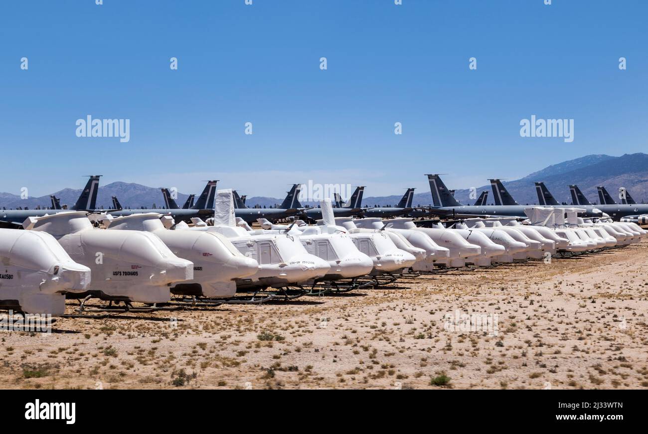 TUCSON, ARIZONA - 13 GIUGNO 2012: Davis-Monthan Air Force base AMARG Boneyard a Tucson, Arizona. È il luogo in cui sono andati quasi 5.000 velivoli Foto Stock