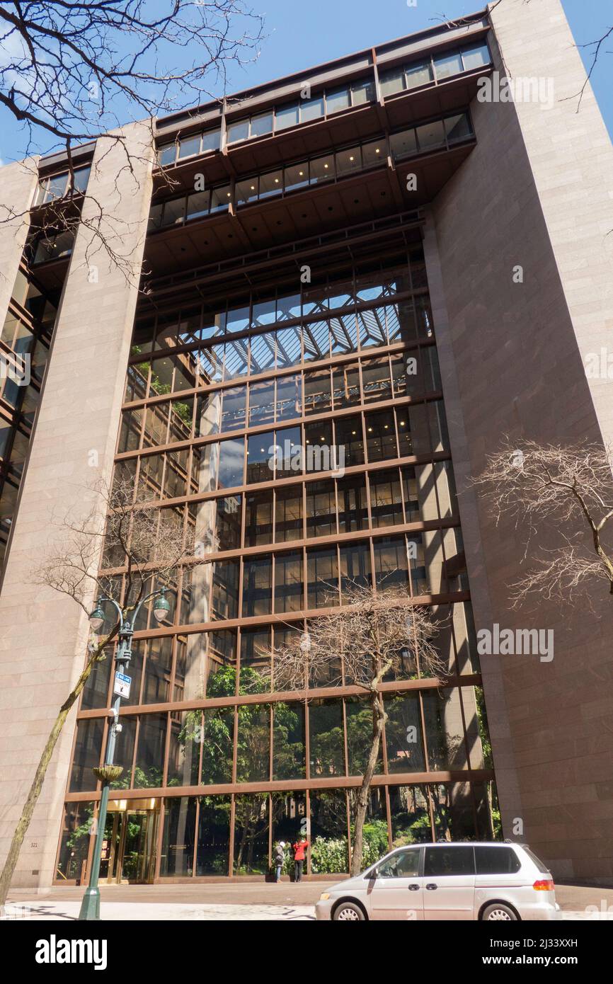 Ford Foundation Center for Social Justice si trova in 320 E. 42nd Street a New York City, USA 2022 Foto Stock