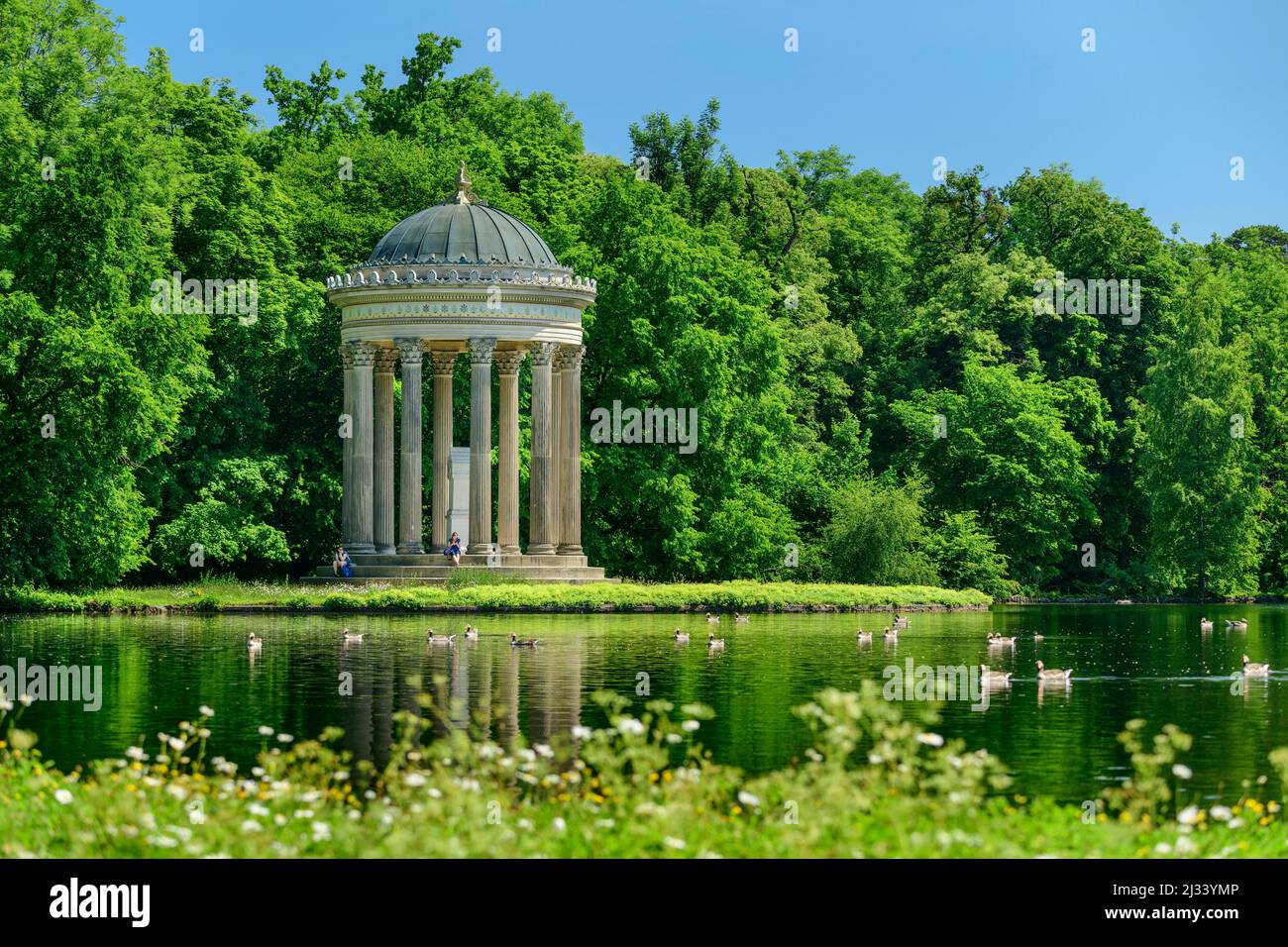 Pavillion Monopterus sul lago di Badenburg, Nymphenburg Palace Park, Monaco, Baviera alta, Baviera, Germania Foto Stock
