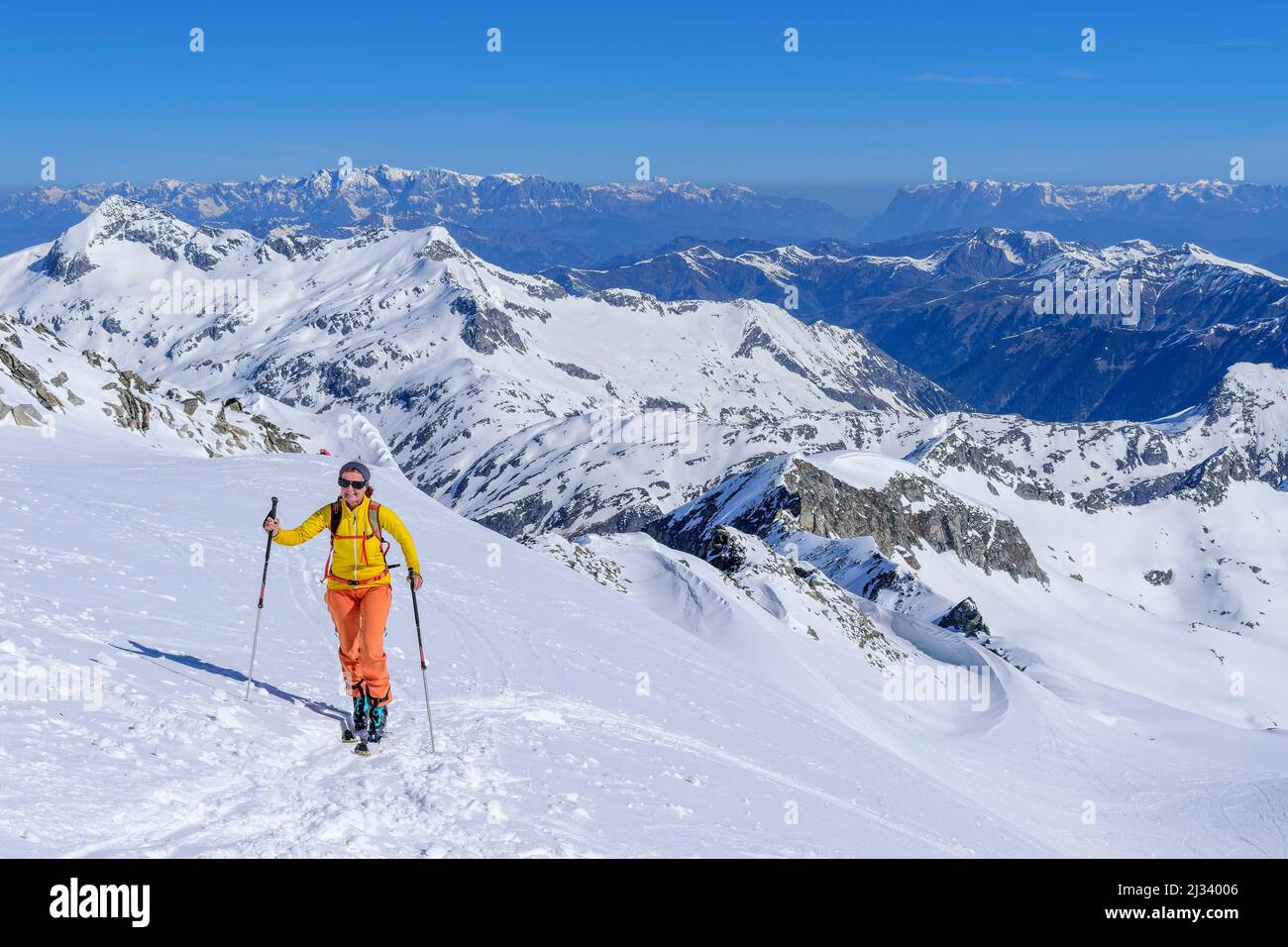 La donna in giro per lo sci sale fino a Oberlercherspitze, Oberlercherspitze, Maltatal, Parco Nazionale degli alti Tauri, Ankogelgruppe, Hohe Tauern, Carinzia, Austria Foto Stock