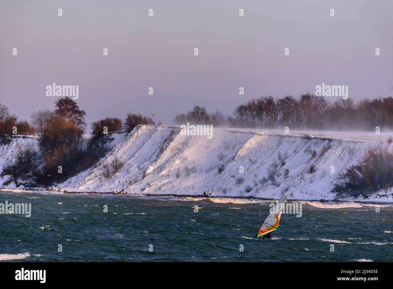 Brodten ripida banca con surfisti di fronte, vista dal molo di Niendorf, baia di Lübeck, Schleswig Holstein, Germania Foto Stock