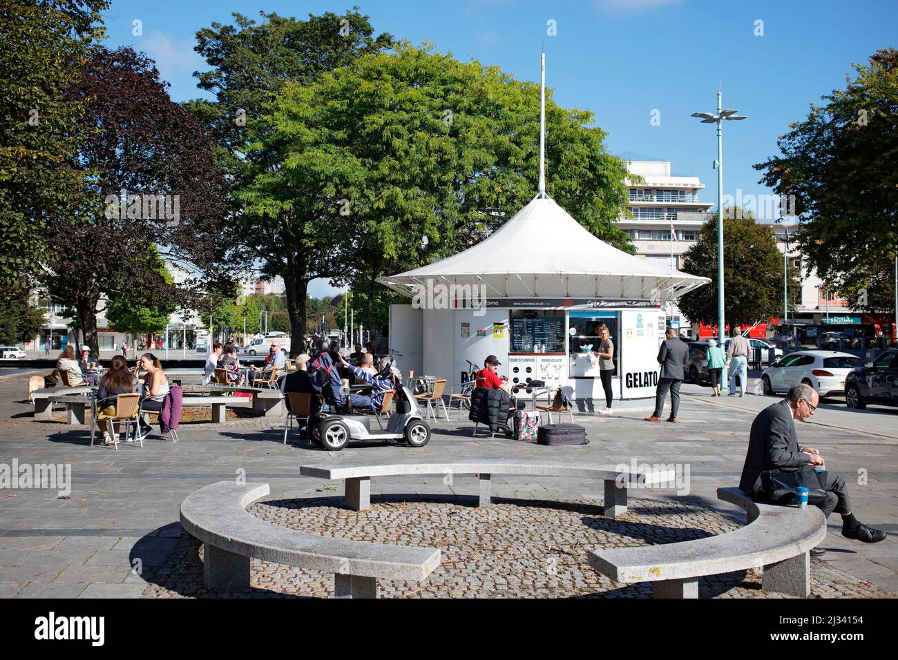 Settembre, 20, 2021, il gelato Cafe è un'attrazione popolare su Armada Way a Plymouth. L'area pedonale presenta posti a sedere in cemento e alberi. Foto Stock