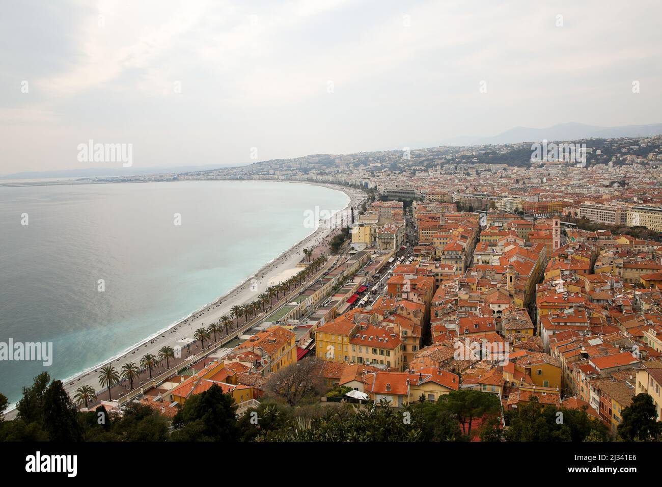 Una vista sulla spiaggia e sul lungomare di Nizza in Francia. Nizza si  trova sulla Costa Azzurra, la costa sud-orientale della Francia sul Mar  Mediterraneo Foto stock - Alamy