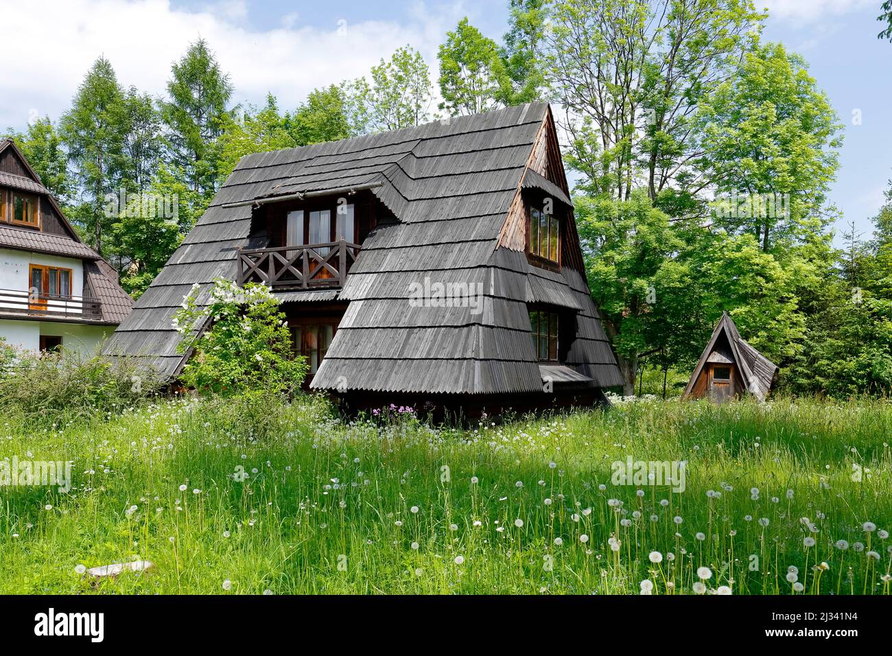 Zakopane, Polonia - 10 giugno 2015: Costruzione con i tetti spioventi con capanna, l'architettura di una piccola casa in legno in una forma stilizzata dell'hu Foto Stock