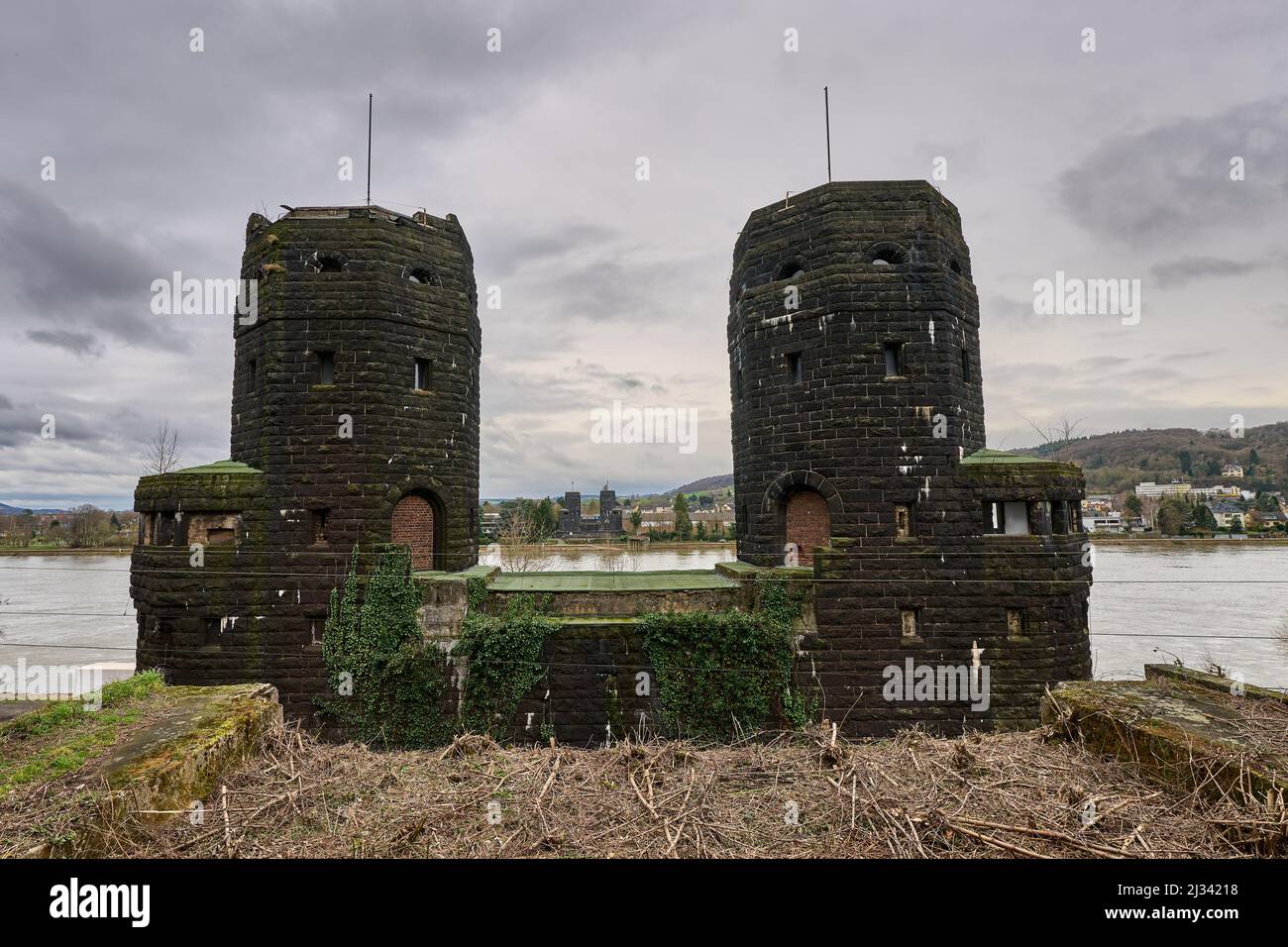 Ammira le torri del ponte orientale del ponte Ludendorff fino alla parte occidentale, Erpel, Germania Foto Stock