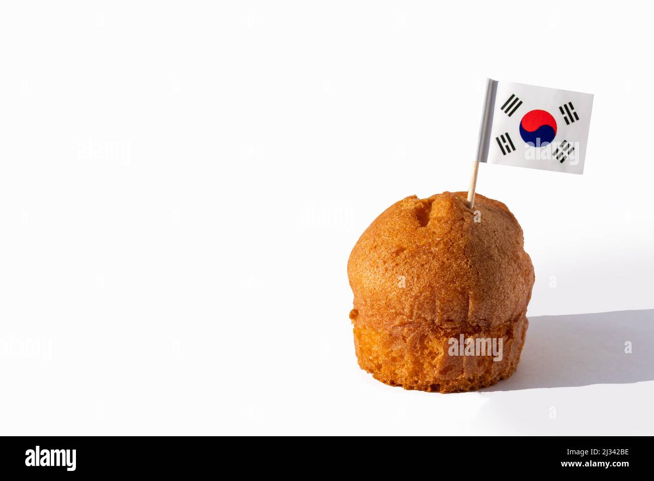 Muffin fatti in casa con bandiera in miniatura della Corea del Sud isolato su sfondo bianco, spazio copia. Il concetto di indipendenza. Partito in stile patriottico Foto Stock