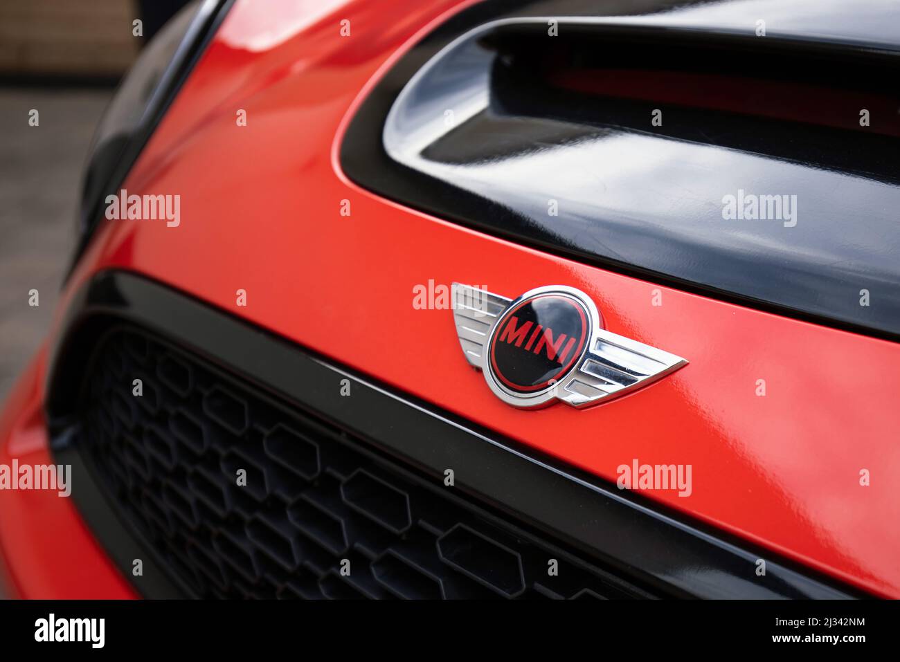 Slovenia, Lubiana - Marzo 15 2022: Logo mini Cooper auto su un'auto rossa Foto Stock