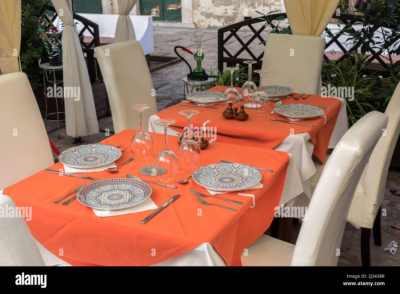 Tavolo da ristorante allestito per cene all'aperto, Gibilterra Foto Stock