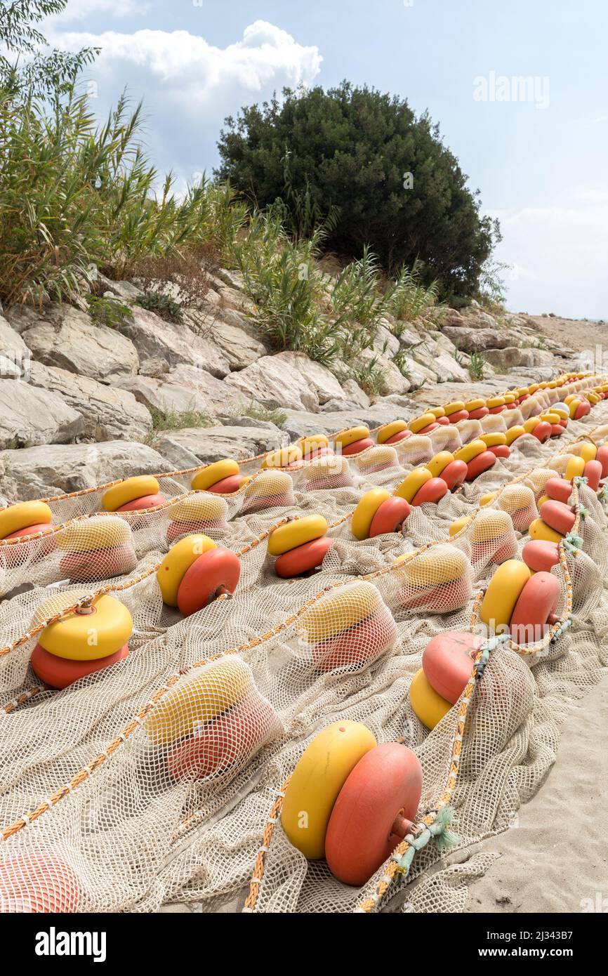 Galleggianti e reti utilizzati per marcare una zona protetta di balneazione sicura sulla costa di Gibilterra Foto Stock