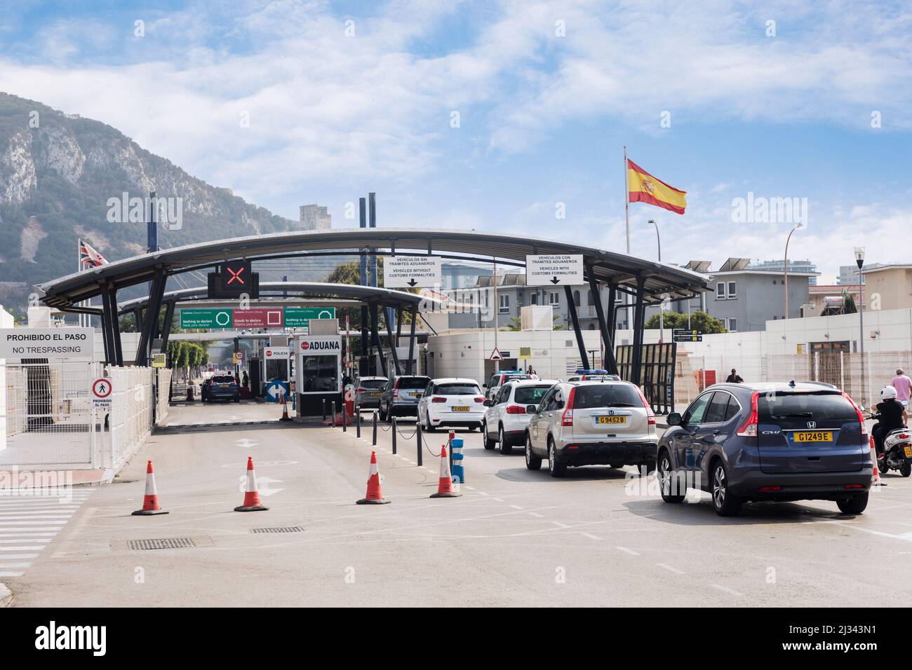 Auto in attesa di entrare a Gibilterra attraverso controlli doganali, la linea de la Concepcion, Spagna Foto Stock