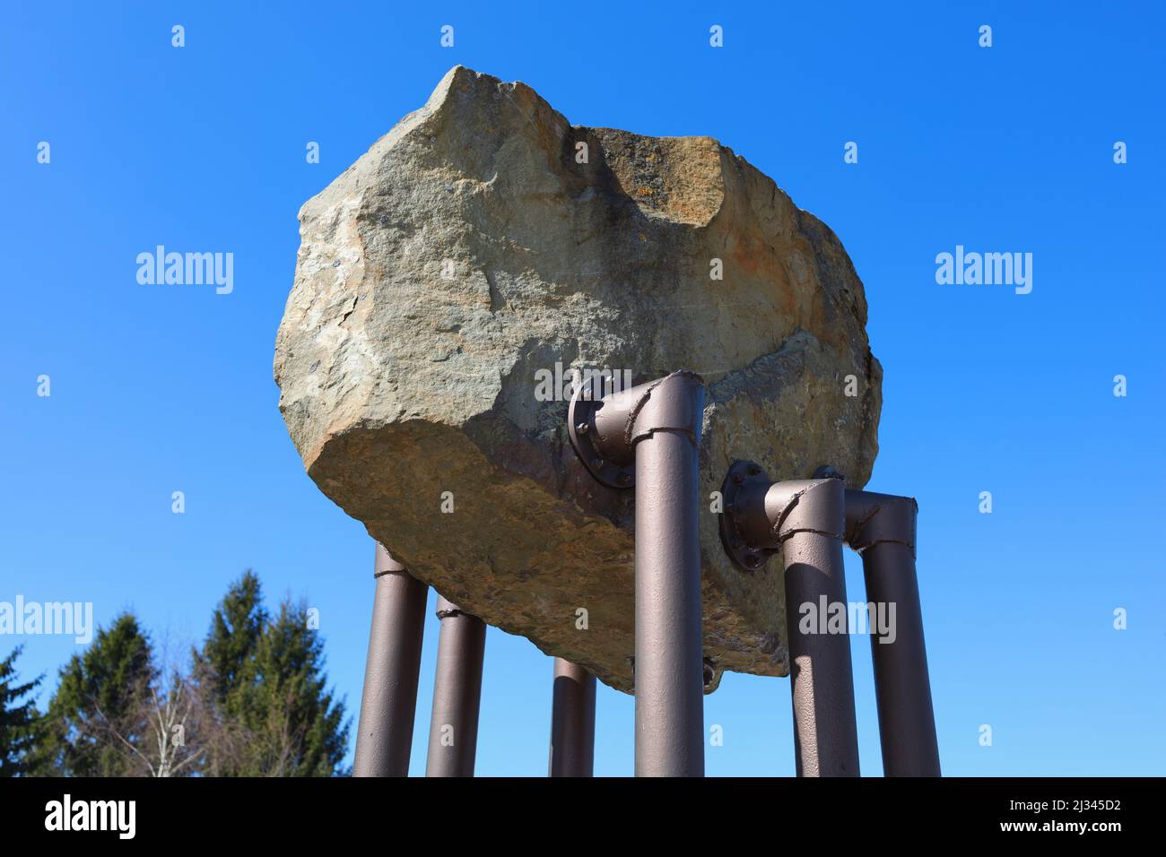 Vrchrieka, Javorniky, Slovacchia - Potvor, statua e scultura in pietra e tubo di ferro. Cielo blu chiaro. Foto Stock