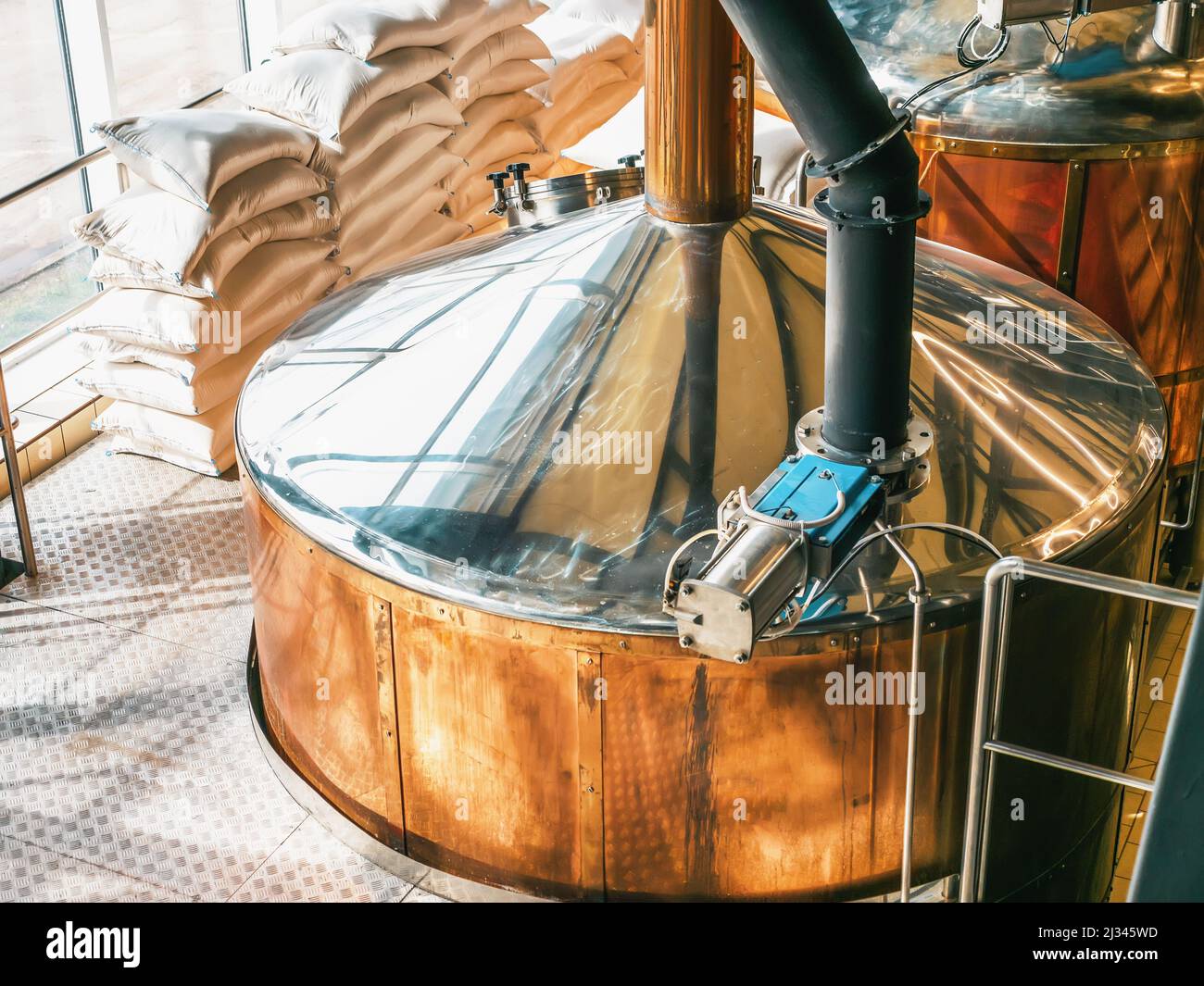 Attrezzature per birrifici. Produzione di birra. Vasche di stoccaggio rotonde cooper per la fermentazione e la maturazione della birra. Foto Stock