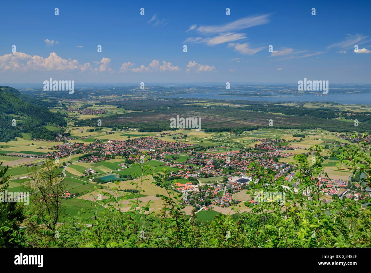 Vista dalla Schnappenkirche sul territorio alpino con Staudach e Chiemsee, Schnappenkirche, Hochgern, Alpi Chiemgau, Salzalpensteig, Baviera superiore, Baviera, Germania Foto Stock