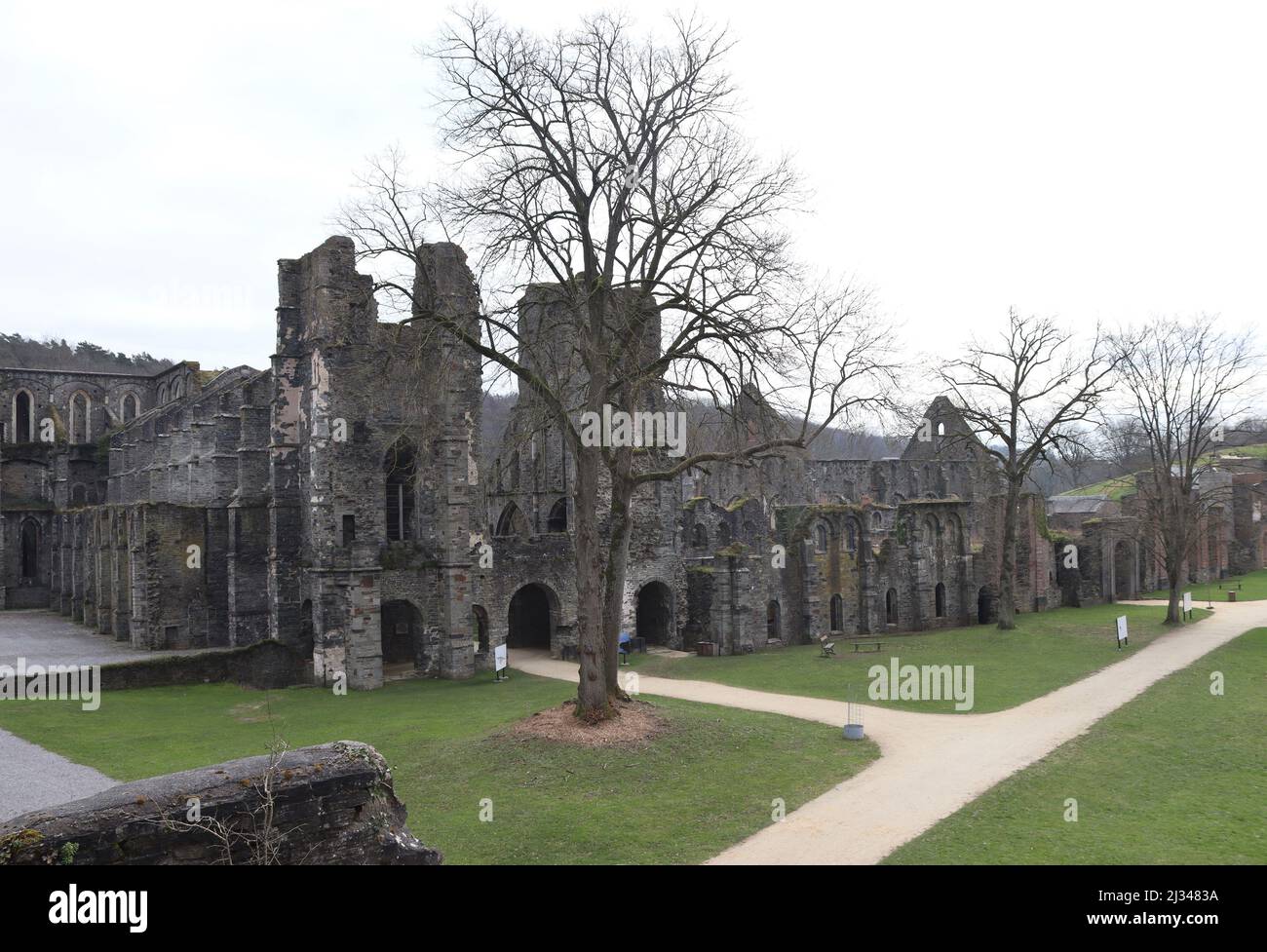 VILLERS-LA-VILLE, BELGIO, 1 MARZO 2022: Vista dell'Abbazia di Villers nei pressi di Bruxelles in Belgio. Le rovine del Monastero dell'Ordine Cistercense del 12th secolo sono Foto Stock