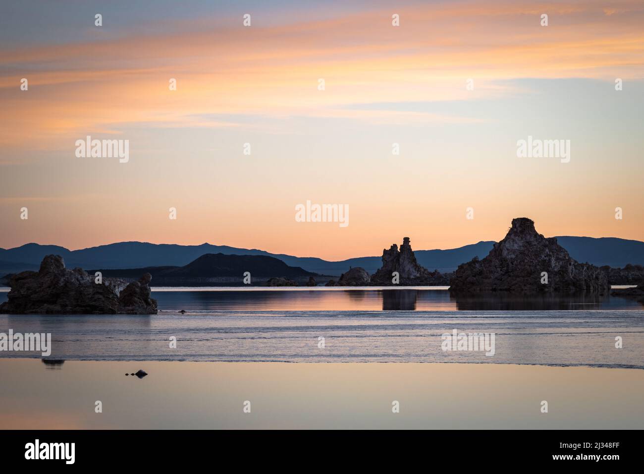 Alba sui campi di tufo al Lago di Mono CA Foto Stock