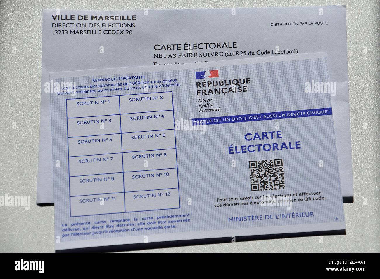 Una scheda elettorale vista su una busta postale su un tavolo. Le schede elettorali vengono rinnovate ad ogni elezione presidenziale in Francia. Foto Stock