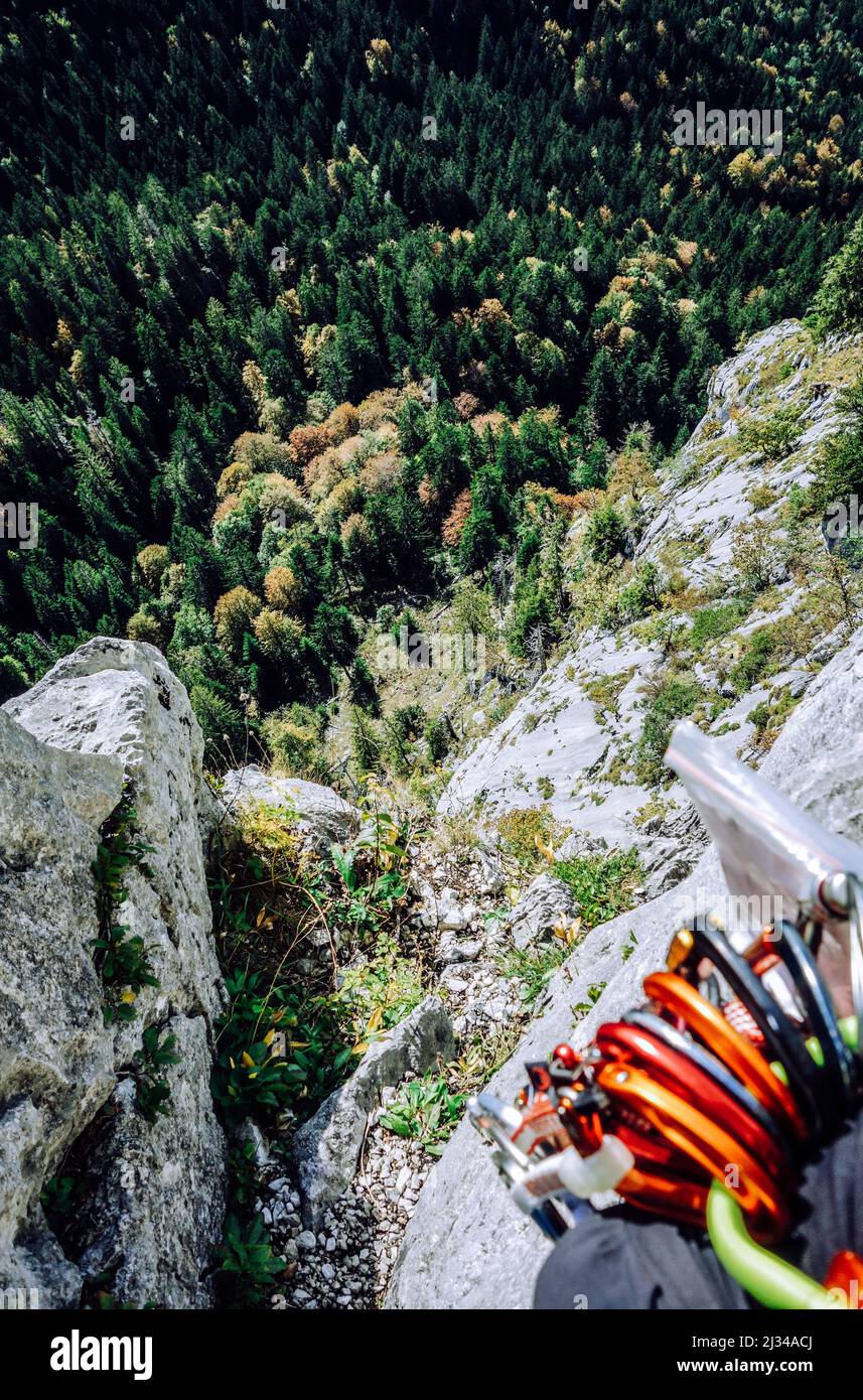 Si affaccia sul percorso a più passi di Leonhardstein, Prealps bavaresi Foto Stock