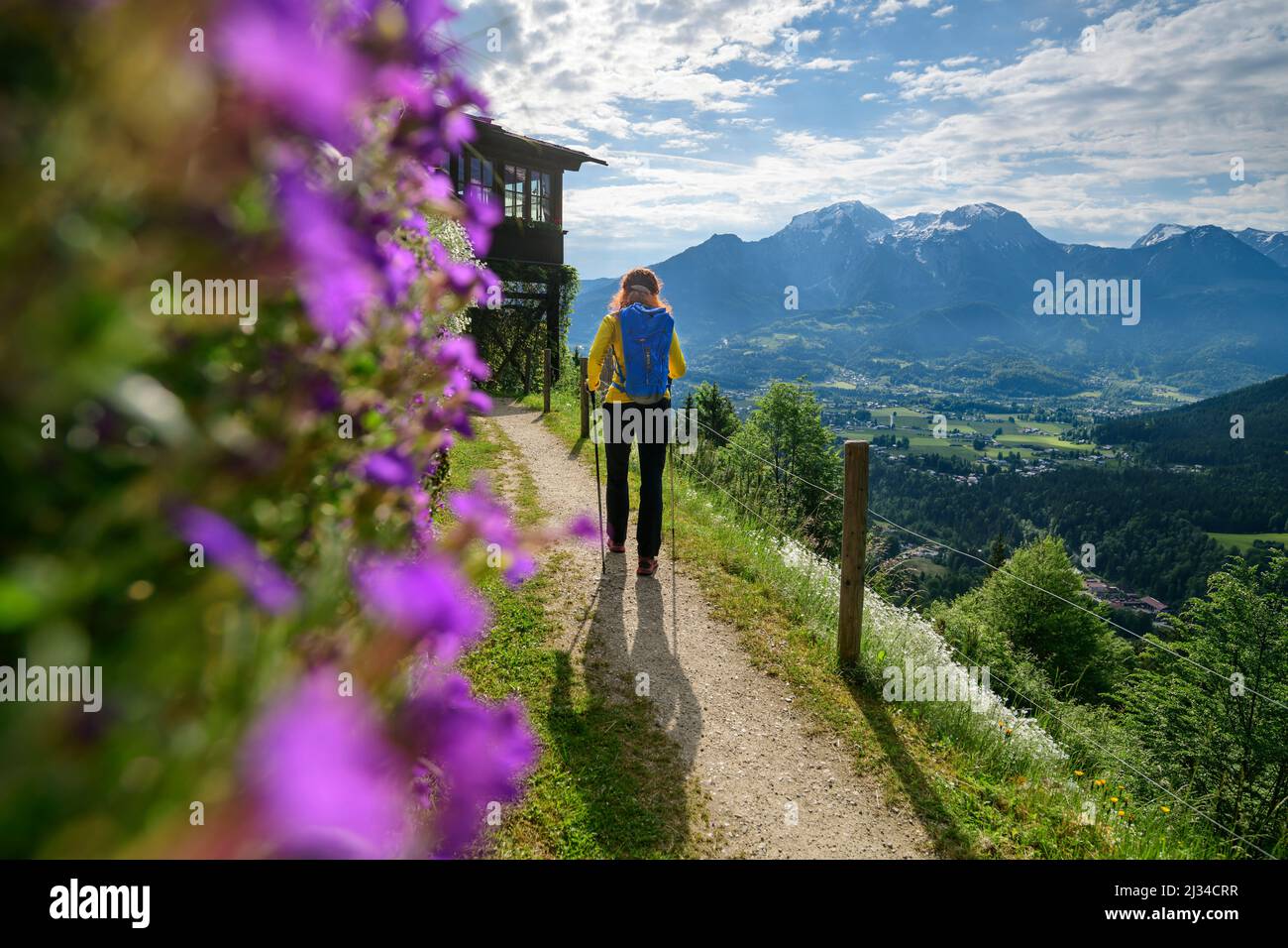 Escursioni donna a Soleleitungsweg verso Gasthof Söldenköpfl, Soleleitungsweg, Alpi Berchtesgaden, Salzalpensteig, alta Baviera, Baviera, Germania Foto Stock