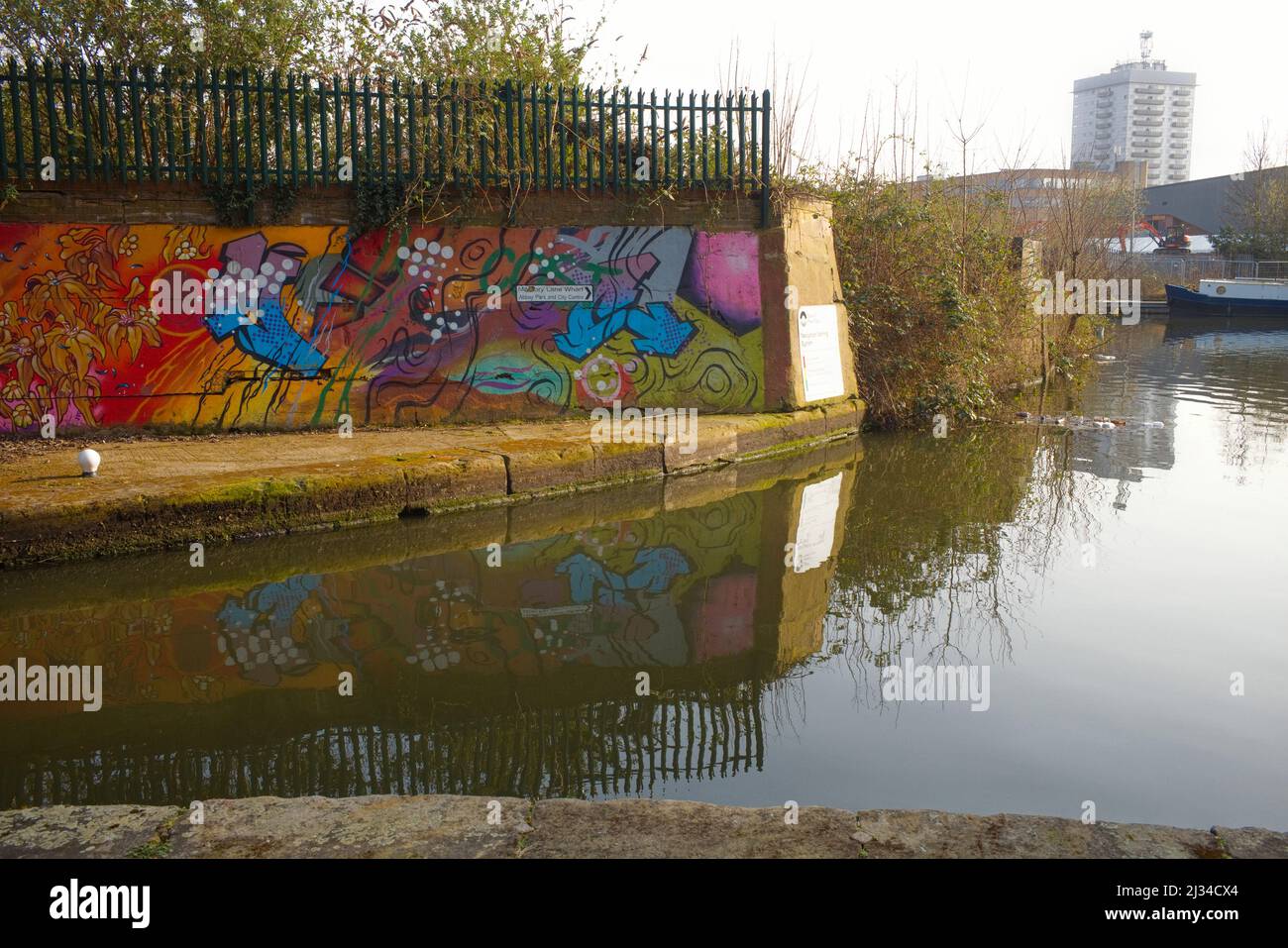 Guardando verso il molo di Memory Lane dal blocco sul Canal Grand Union sul braccio Leicester Foto Stock