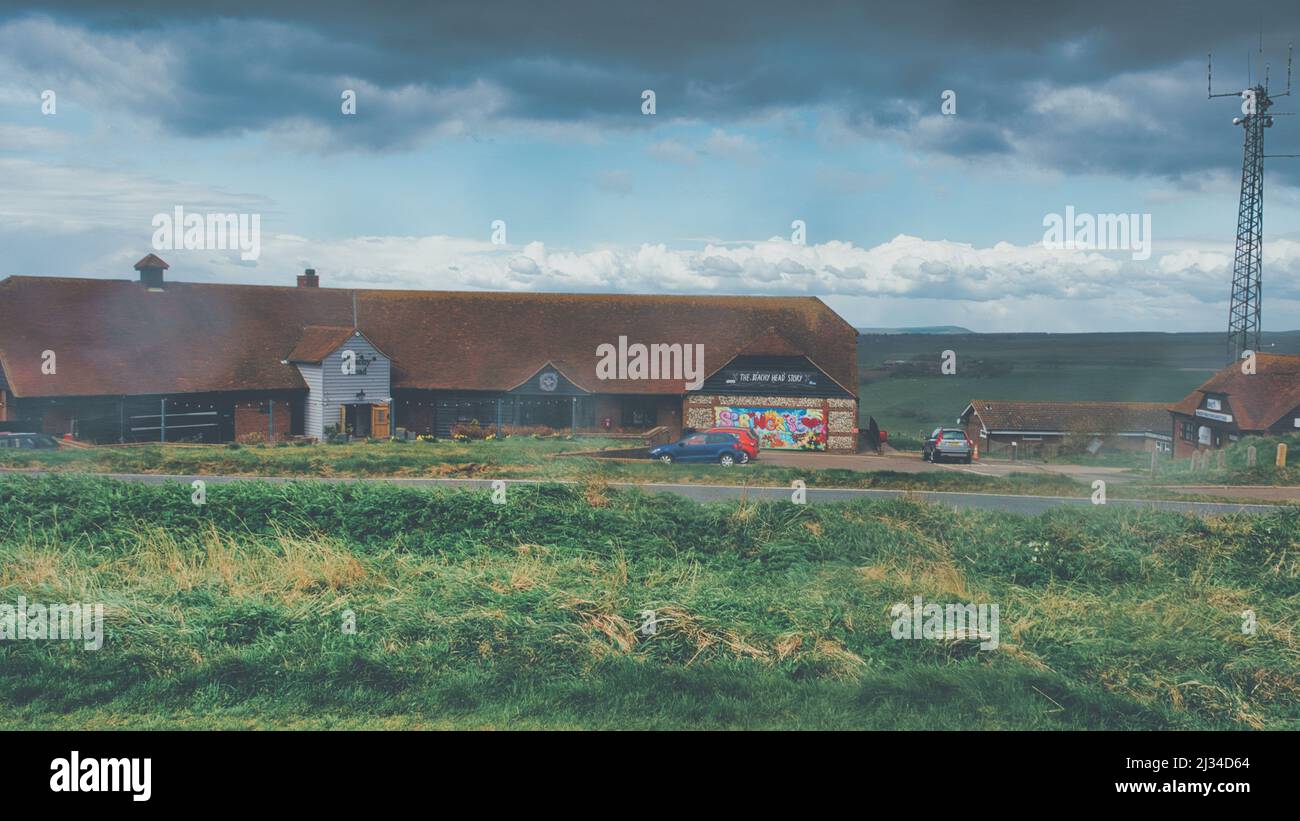 Una vista del negozio e ristorante Beachy Head Story in cima alla collina dopo una lunga escursione durante una breve tempesta di grandine all'inizio di aprile Foto Stock