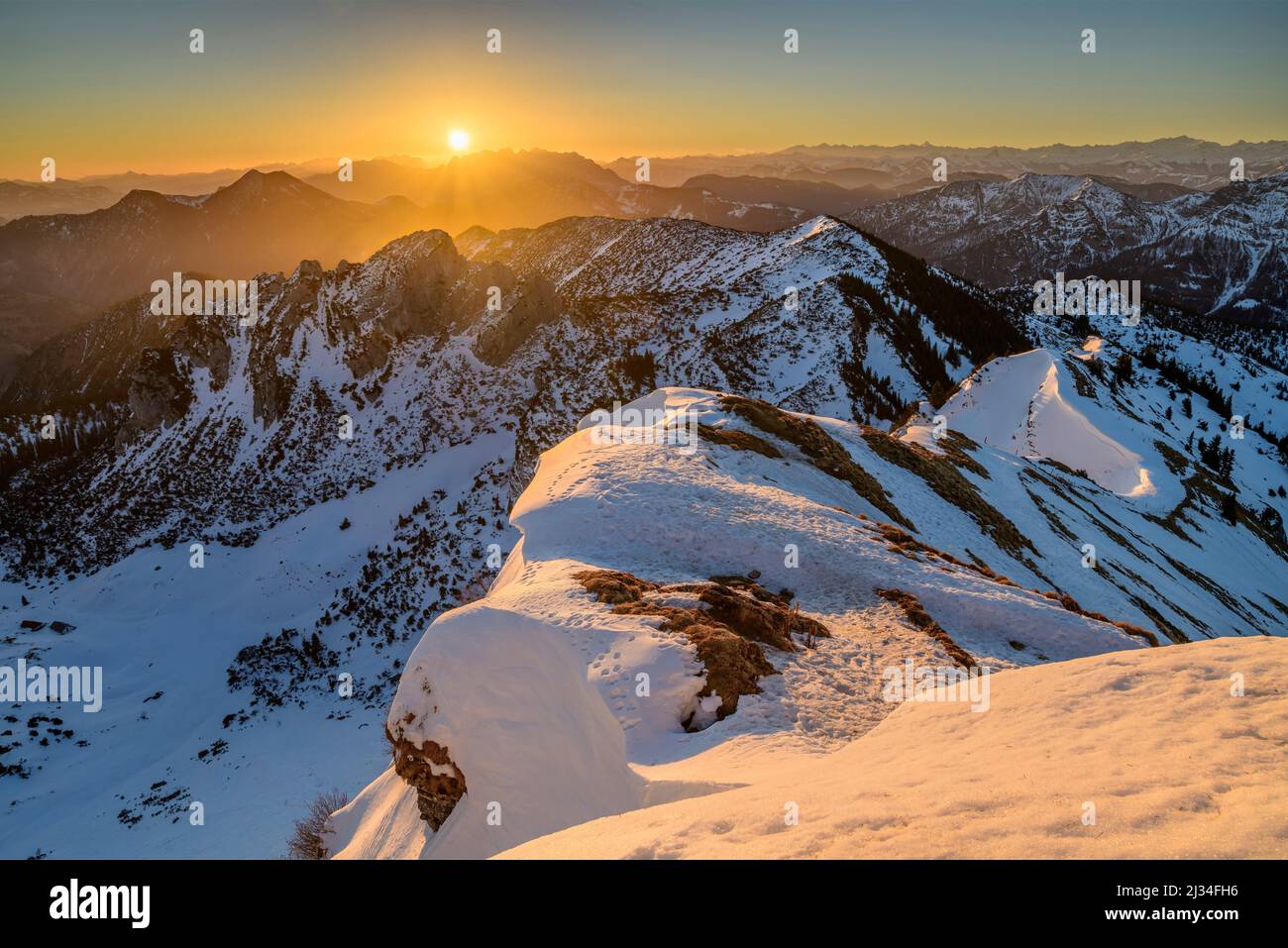 Alba sulle Alpi del Chiemgau, cresta di neve in primo piano, dal Rotwand, Spitzing, Alpi bavaresi, alta Baviera, Baviera, Germania Foto Stock