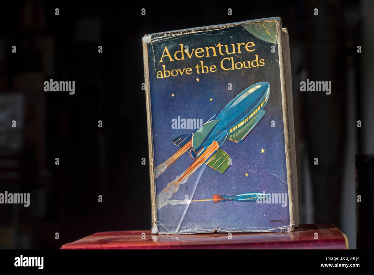 Copia vintage di 'Adventure Above the Clouds' di F. V. Monk e H. T. Winter in mostra in una libreria di seconda mano a Edimburgo, Scozia, Regno Unito. Foto Stock