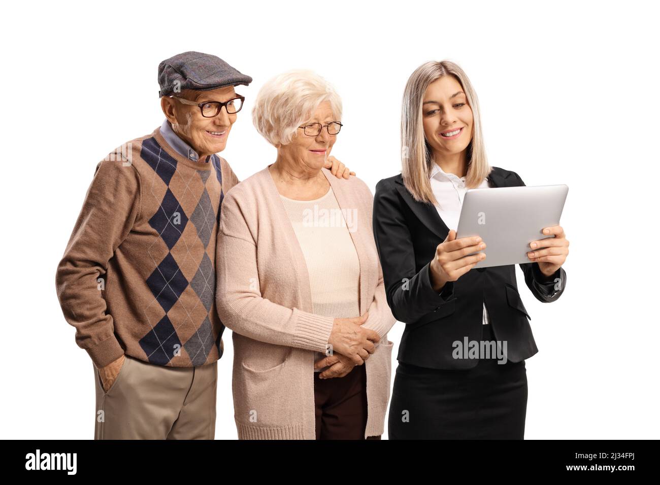 Donna di vendita con un tablet digitale in piedi con una coppia anziana isolata su sfondo bianco Foto Stock