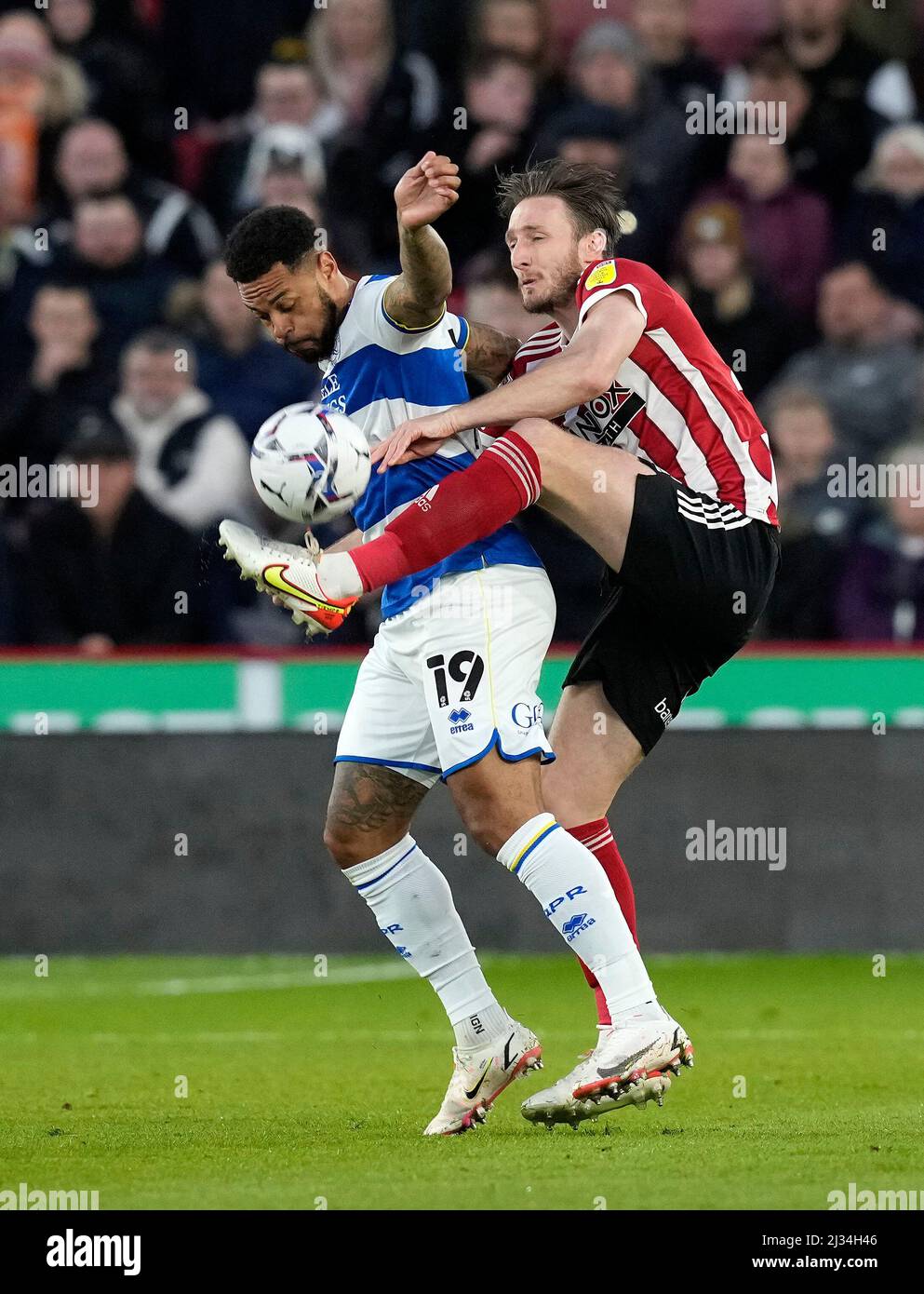 Sheffield, Inghilterra, 5th aprile 2022. Ben Davies di Sheffield Utd con Andre Grey di QPR durante la partita Sky Bet Championship a Bramall Lane, Sheffield. Il credito d'immagine dovrebbe leggere: Andrew Yates / Sportimage Foto Stock