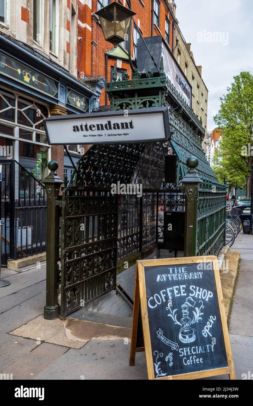 Attendant Coffee Bar a Fitzrovia Londra. Ex bar con servizi pubblici. Bagni vittoriani convertiti in un bar a Fitzrovia di Londra. Foto Stock