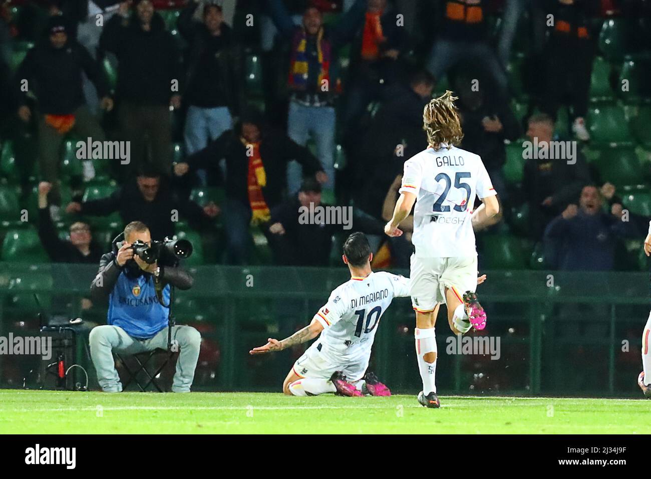 Terni, Italia. 05th Apr, 2022. Esultazione di Mariano Francesco (Lecce) durante Ternana Calcio vs US Lecce, partita di calcio italiana Serie B a Terni, Italia, Aprile 05 2022 Credit: Independent Photo Agency/Alamy Live News Foto Stock