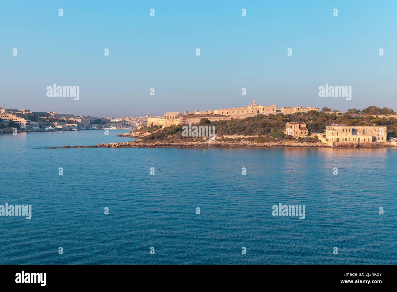 Isola di Manoel, Malta. Paesaggio costiero estivo con antiche fortificazioni e case. Fu costruita nel 18th secolo per ordine di San Giovanni Foto Stock