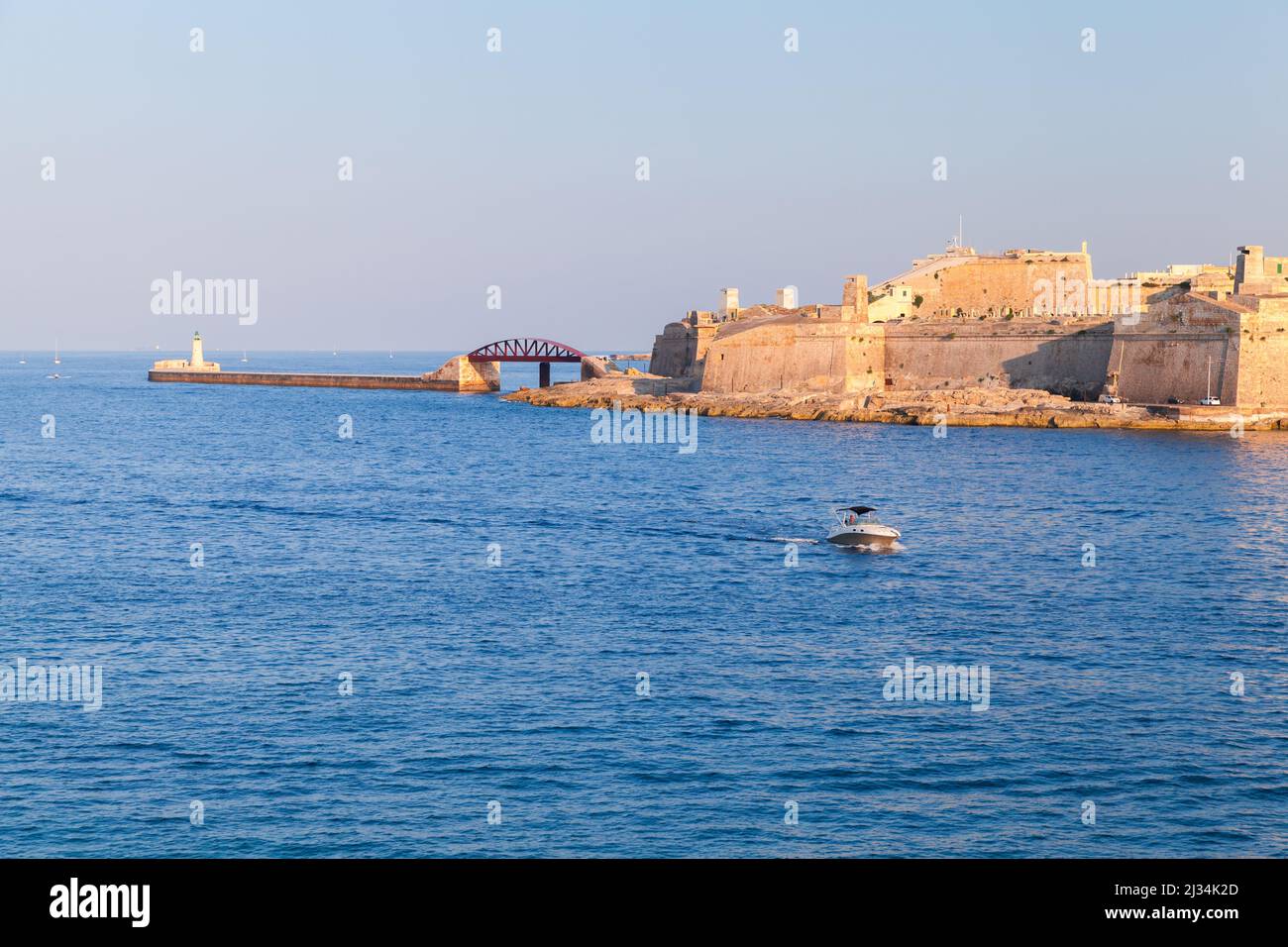 Ponte di Sant'Elmo e Torre faro, Valletta, Malta. Estate vista mare Foto Stock