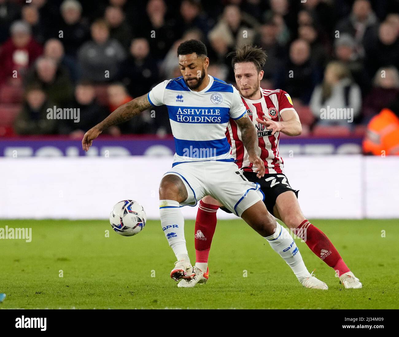 Sheffield, Inghilterra, 5th aprile 2022. Ben Davies di Sheffield Utd con Andre Grey di QPR durante la partita Sky Bet Championship a Bramall Lane, Sheffield. Il credito d'immagine dovrebbe leggere: Andrew Yates / Sportimage Foto Stock