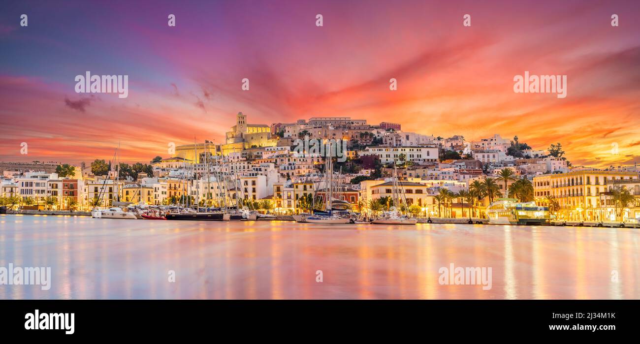 Paesaggio con la città di Eivissa al crepuscolo, isola di Ibiza, Spagna Foto Stock