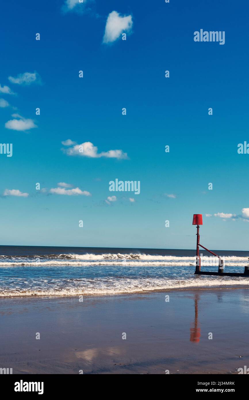 Scenario di spiaggia blu brillante con onde schiaccianti Foto Stock