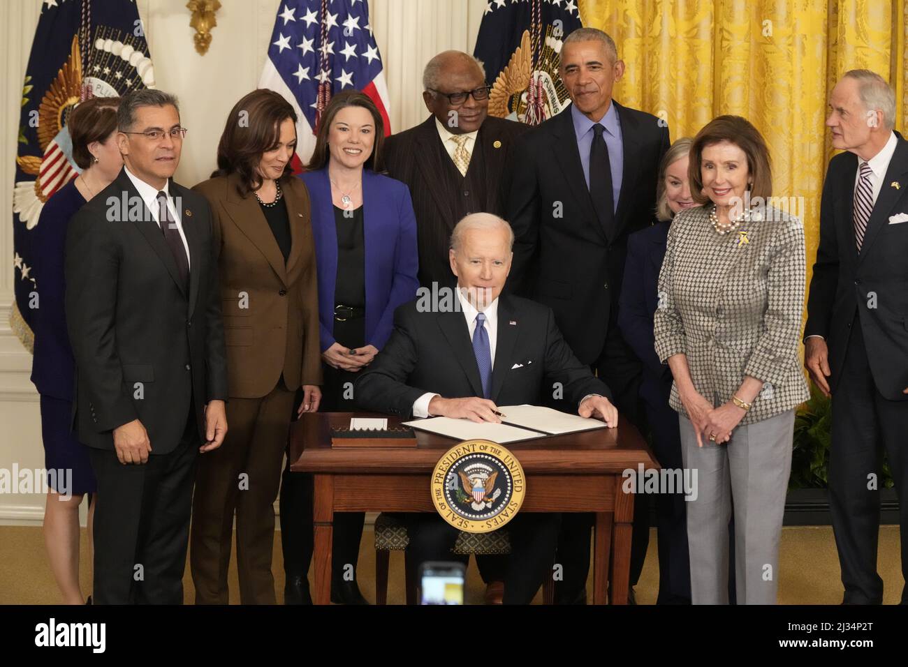 Il presidente degli Stati Uniti Joe Biden firma un ordine esecutivo che prevede un cambiamento di regola nel Affordable Care Act per rendere l'assistenza sanitaria più accessibile per le famiglie, seguendo le sue osservazioni nella stanza Est della Casa Bianca a Washington, DC, il 5 aprile 2022. Guardando avanti, da sinistra a destra: Il segretario AMERICANO della Sanità e dei servizi umani Xavier Becerra, il vicepresidente americano Kamala Harris, il rappresentante degli Stati Uniti Angie Craig (democratico del Minnesota), la maggioranza della Camera degli Stati Uniti Whip James Clyburn (democratico del South Carolina), l'ex presidente degli Stati Uniti Barack Obama Presidente della Camera dei rappresentanti degli Stati Uniti Nancy Pelosi (democratico di Foto Stock