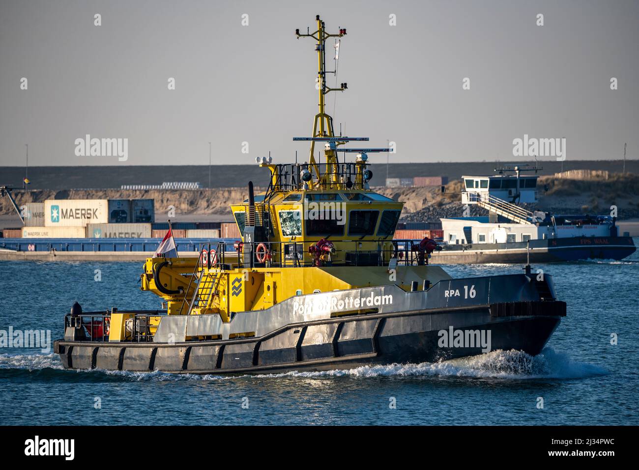 Porto marittimo di Rotterdam, Yangtzehaven, porto rimorchiatore, Paesi Bassi, porto di acque profonde di Maasvlakte 2, situato in una zona di terra artificiale al largo della costa originaria, Foto Stock