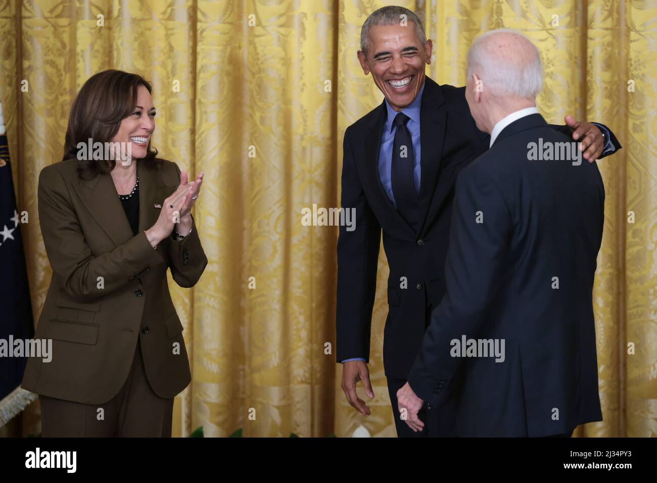 Washington, Stati Uniti. 05th Apr 2022. Il presidente Joe Biden abbraccia il presidente Barack Obama, durante un evento sul Affordable Care Act e la riduzione dei costi sanitari per le famiglie; Il Presidente Biden annuncerà ulteriori azioni per salvare le famiglie centinaia di dollari al mese sulla loro assistenza sanitaria che si tiene nella Sala Est della Casa Bianca a Washington, DC il 5 aprile 2022. (Foto di Oliver Contreras/Sipa USA) Credit: Sipa USA/Alamy Live News Foto Stock