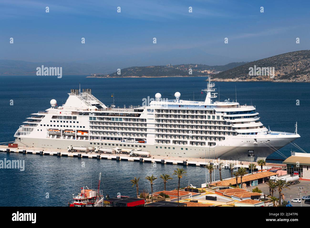 Una grande nave da crociera in un porto nel mar Egeo in Kusadasi Turchia Foto Stock
