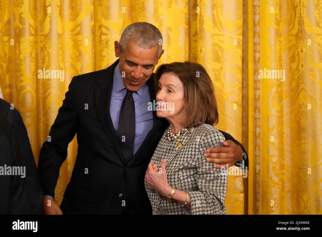 Washington, DC. 5th Apr 2022. L'ex presidente degli Stati Uniti Barack Obama abbraccia il presidente della Camera dei rappresentanti degli Stati Uniti Nancy Pelosi (democratico della California) mentre il presidente degli Stati Uniti Joe Biden firma un ordine esecutivo che modifica una regola nell'Affordable Care Act per rendere l'assistenza sanitaria più accessibile per le famiglie, A seguito delle sue osservazioni nella stanza Est della Casa Bianca a Washington, DC, il 5 aprile 2022. Credit: Chris Kleponis/Pool via CNP/dpa/Alamy Live News Foto Stock