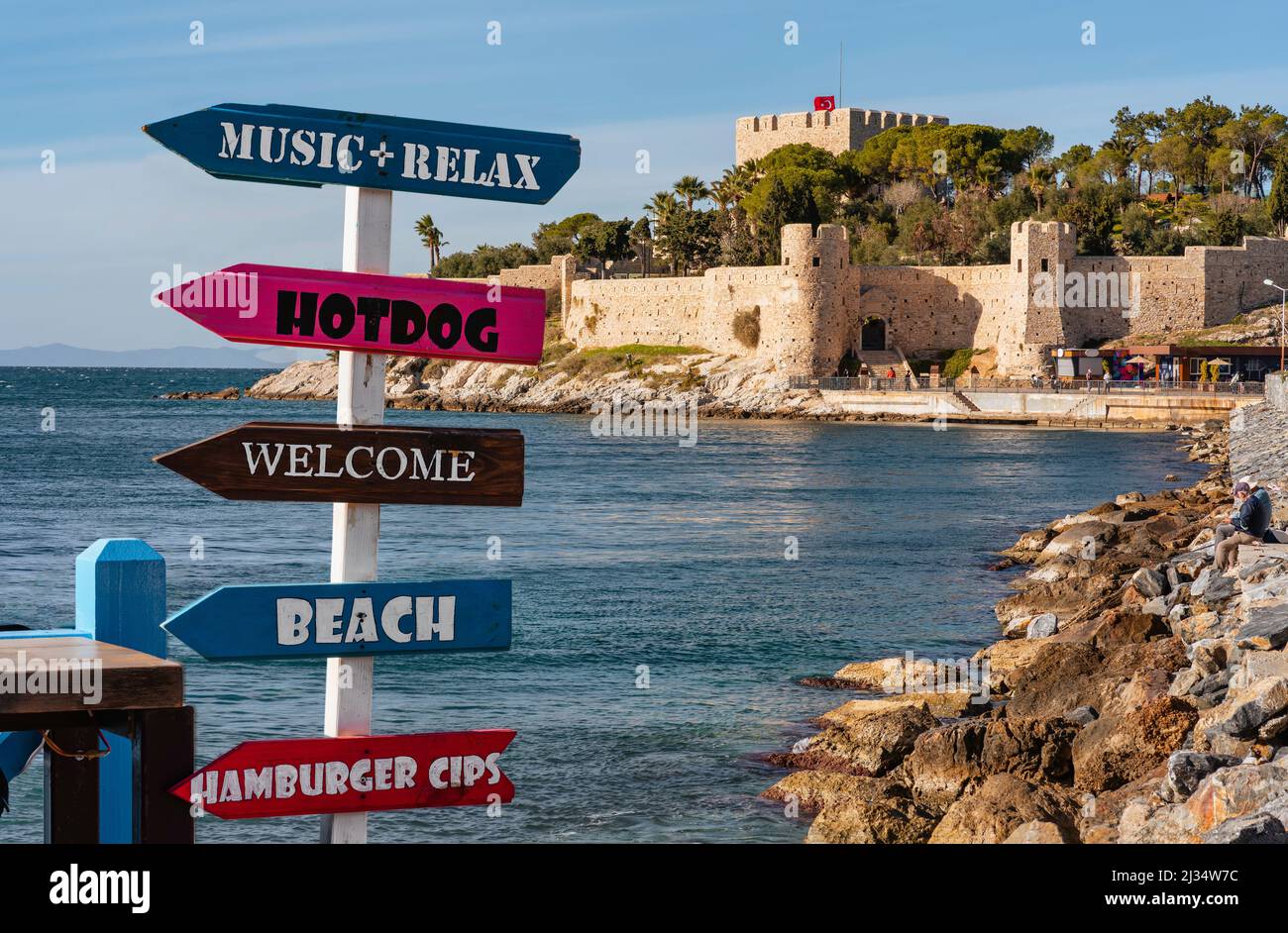 Cartello di Street food presso l'isola di Pigeon a Kusadasi Turchia nella soleggiata giornata estiva Foto Stock